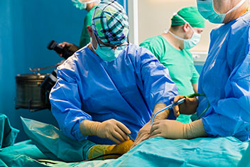 dr. hanbing zhou performing minimally invasive spine surgery